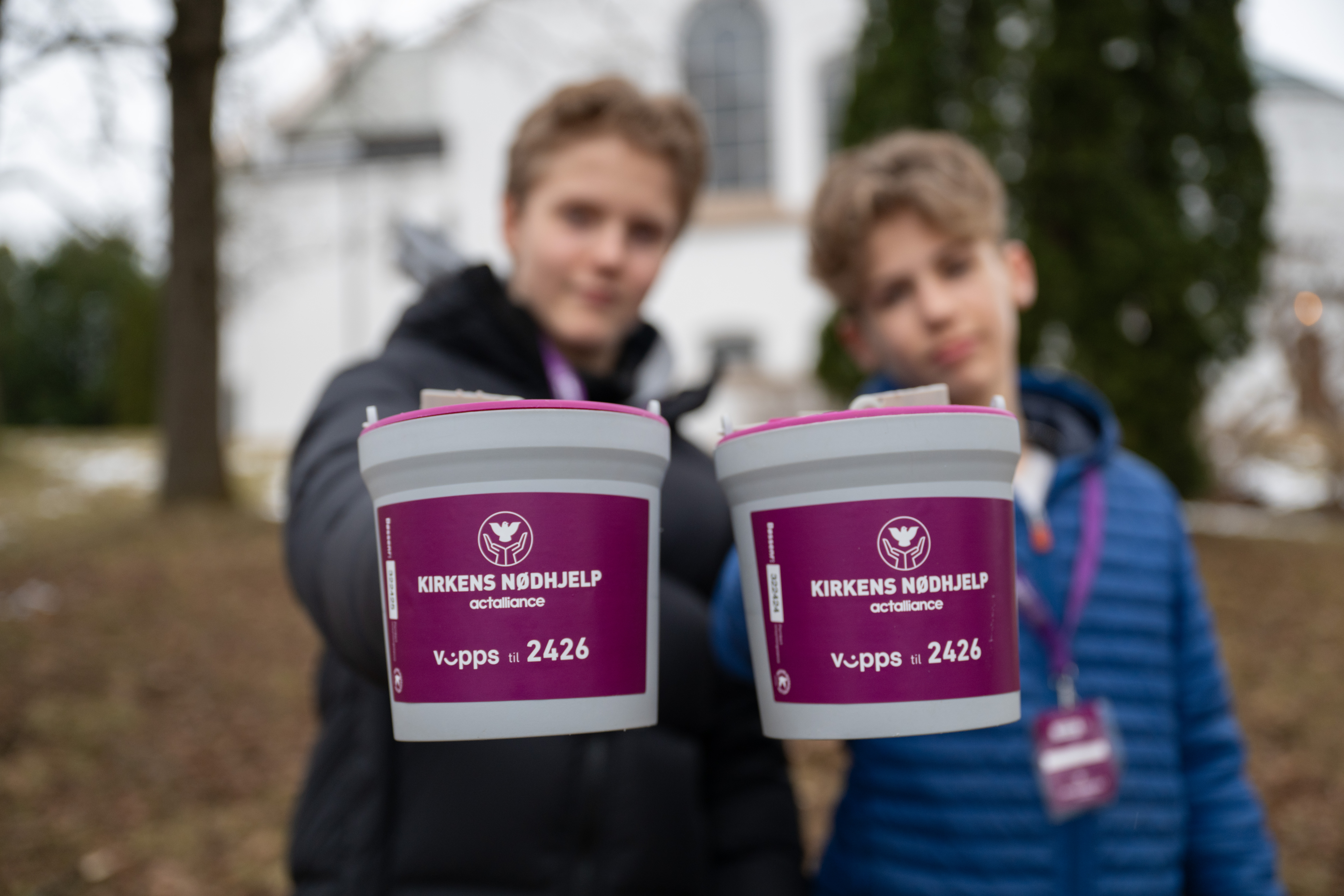 Konfirmanter med fastebøsse